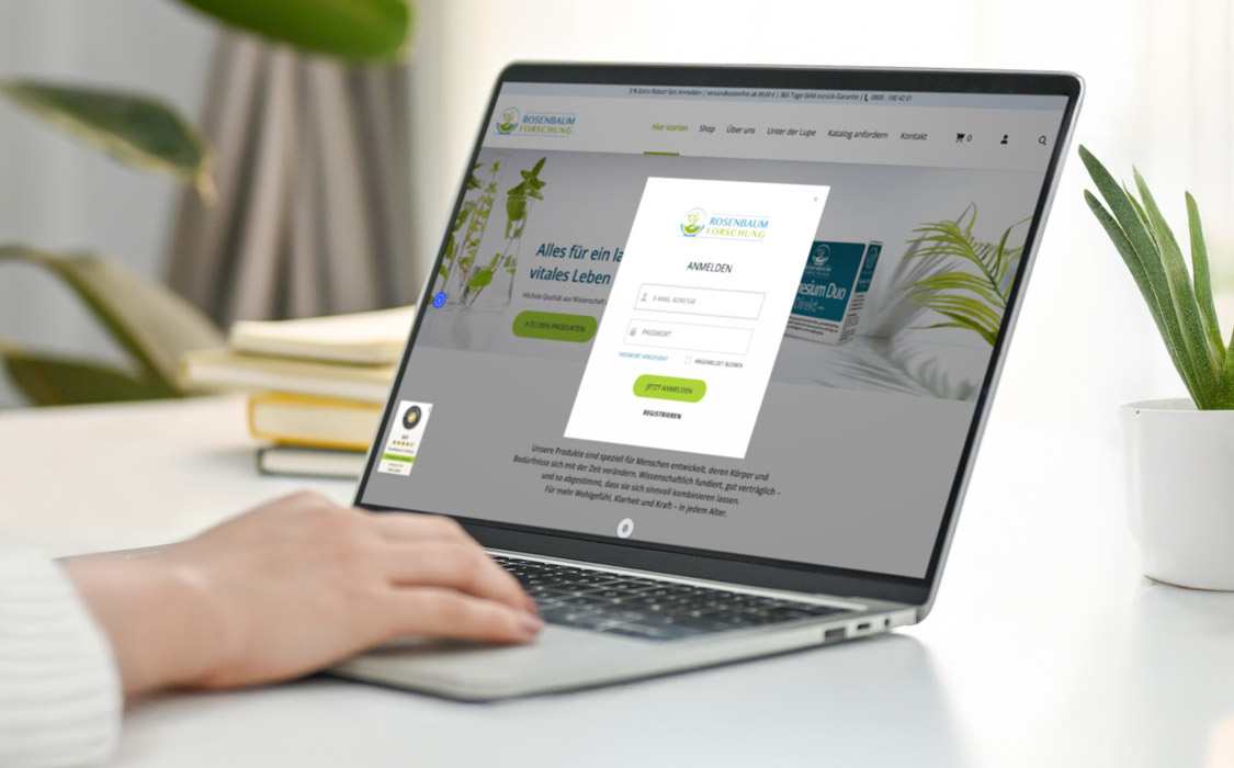 Bildauschnitt Frau mit Laptop am Schreibtisch